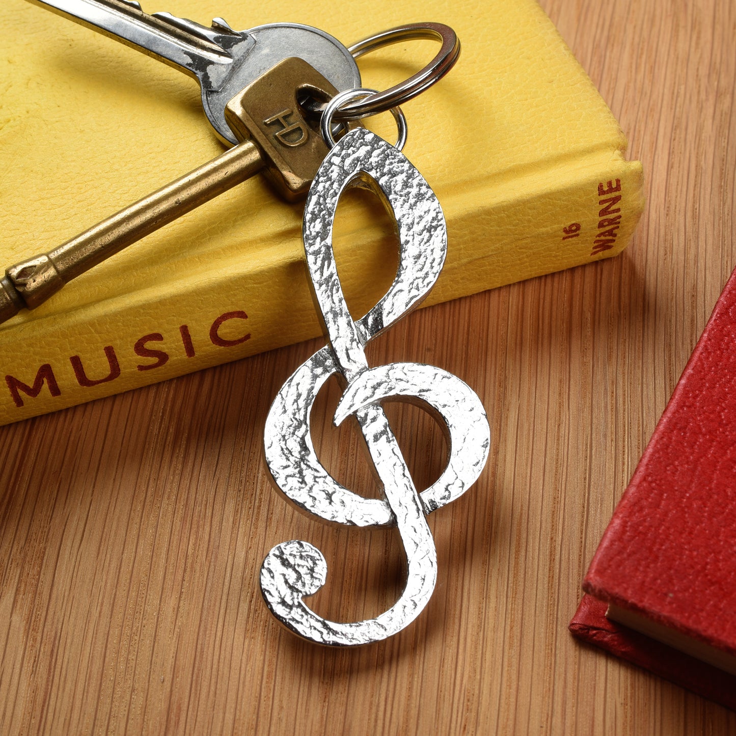 Treble clef pewter keyring or key chain 3 inches tall it makes the perfect gift for music lovers. Musical gifts handmade in the UK