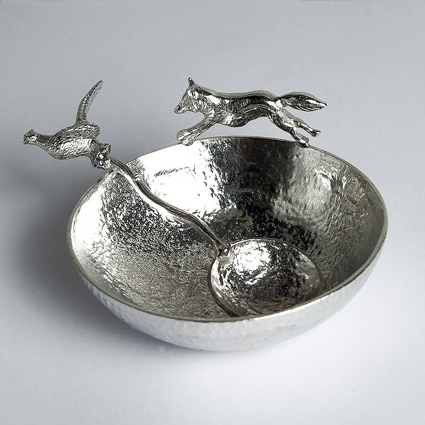 A 9cm diameter textured circular pewter bowl, with a striking fox running around the edge of the dish, comes with accompanying pheasant spoon. Great hunting and shooting gifts for lovers of the British countryside and country pursuits.