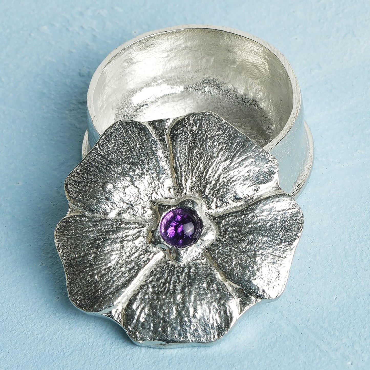 A forget me not flower pewter keepsake trinket box with an amethyst stone in the middle. A perfect 10th (Tin) ten year wedding anniversary gift (Our pewter is 95% tin). Great gifts for bridesmaids or a small wedding gift.