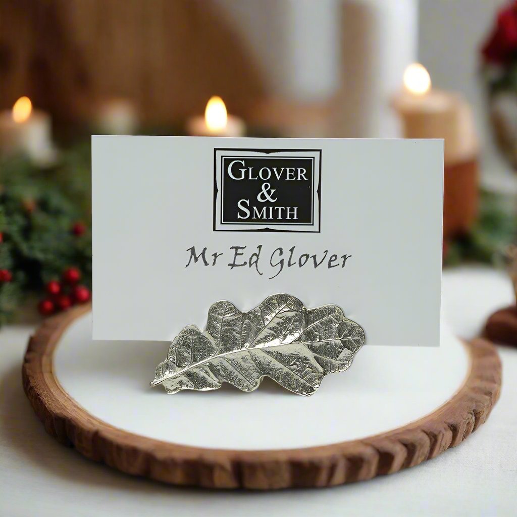 A striking & beautifully detailed pewter oak leaf place card holder. Ideal for place settings at a Christmas table. The oak leaf symbolises: strength, stability, hospitality, honour, eternity & liberty. Great little gift for nature lovers.