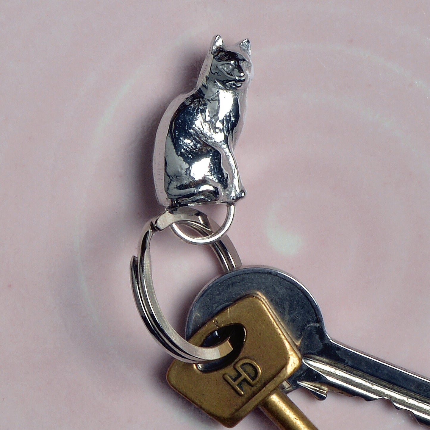 An elegant and beautiful solid pewter cat keyring on a quality stainless steel ring. Cat gifts, gifts for cat lovers, Pewter keyring gifts. Housewarming gifts.