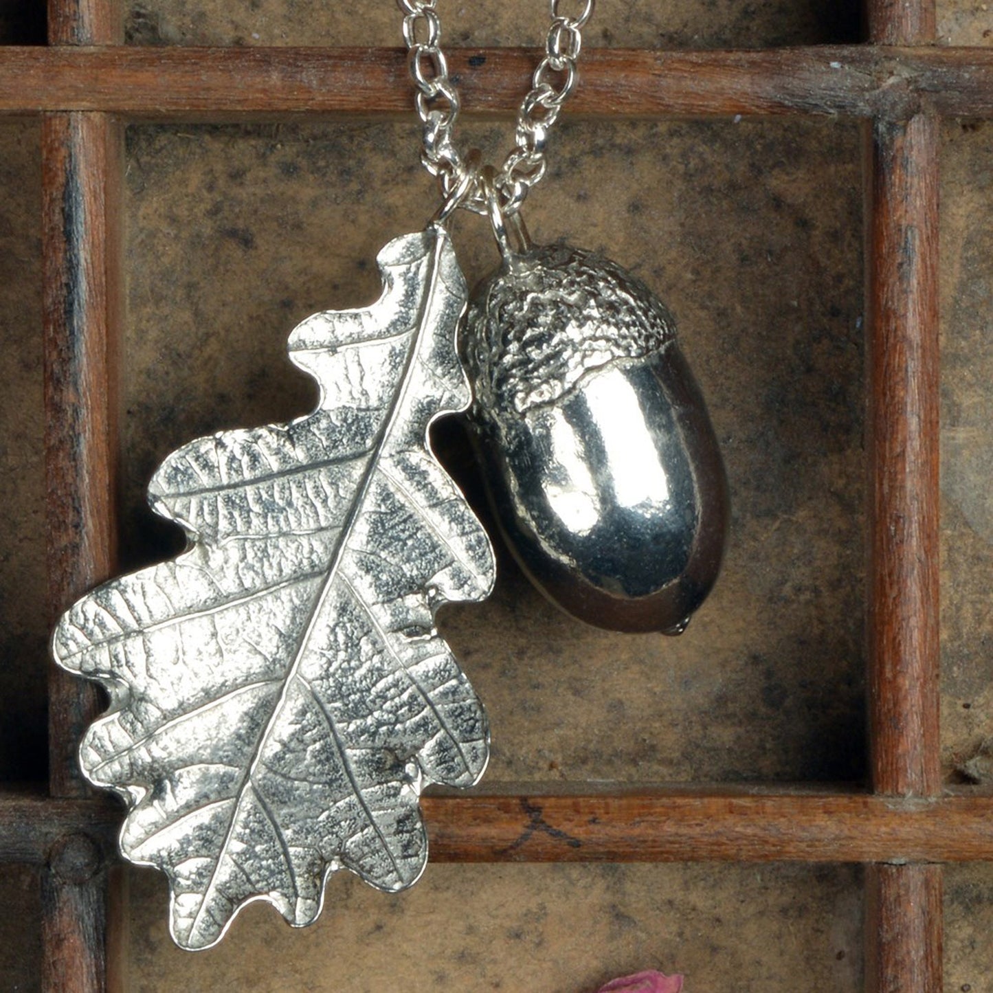 A delicate and detailed pewter oak leaf and acorn necklace (Large) on an 30" Sterling silver chain. Great jewellery gifts for her. The perfect 10th tin 10 year wedding anniversary gift (Our pewter is 95% tin). Made in Britain with love.