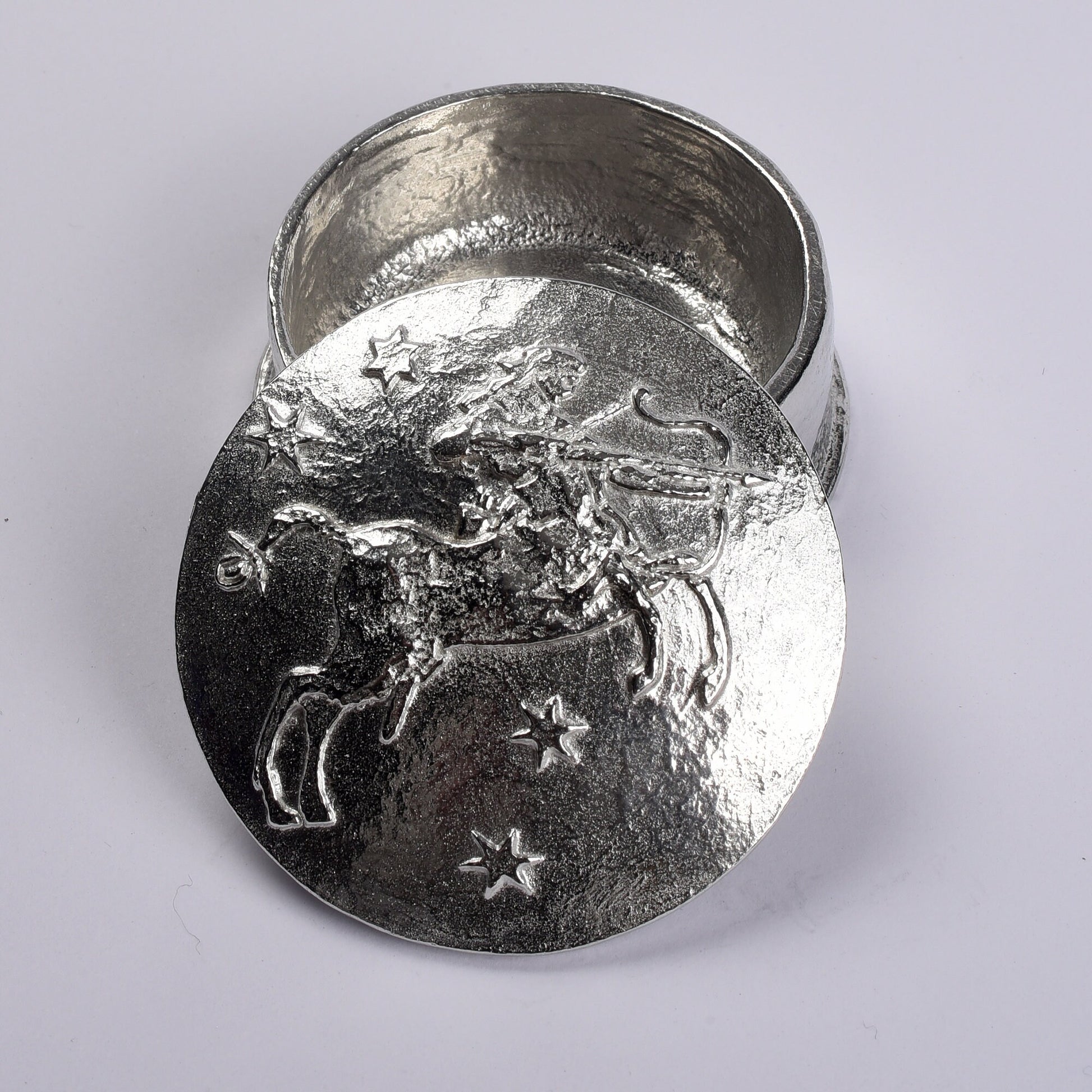 A beautifully detailed and textured Sagittarius zodiac sign guards precious treasure on this lovely personalised pewter trinket box. The underside of the lid can be engraved with your personalised message. Birthday gifts for Sagittarians