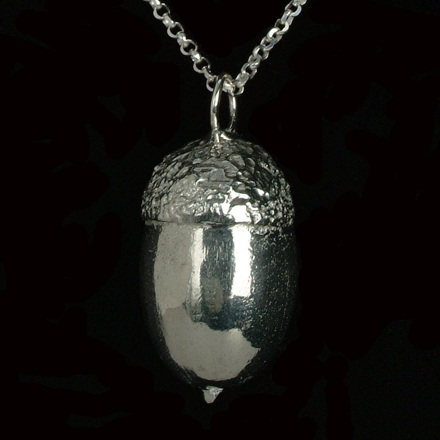 A detailed pewter acorn necklace on an 18" Sterling silver chain. Gifts for nature lovers, acorn jewellery. Great jewellery gifts for her. The perfect 10th tin 10 year wedding anniversary gift (Our pewter is 95% tin). Made in Britain with love.