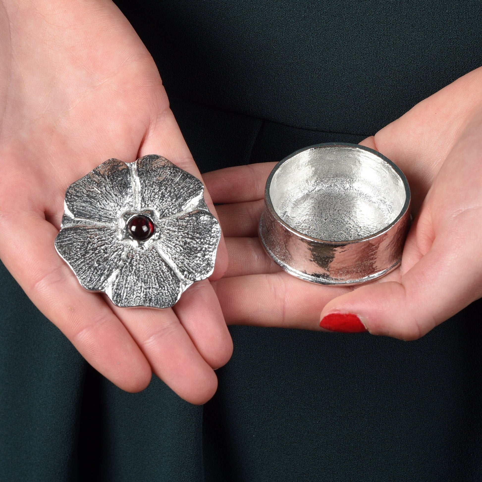 A forget me not flower pewter keepsake trinket box has a garnet stone in the middle. A perfect 10th (Tin) ten year wedding anniversary gift (Our pewter is 95% tin). Great gifts for bridesmaids or a small wedding gift.