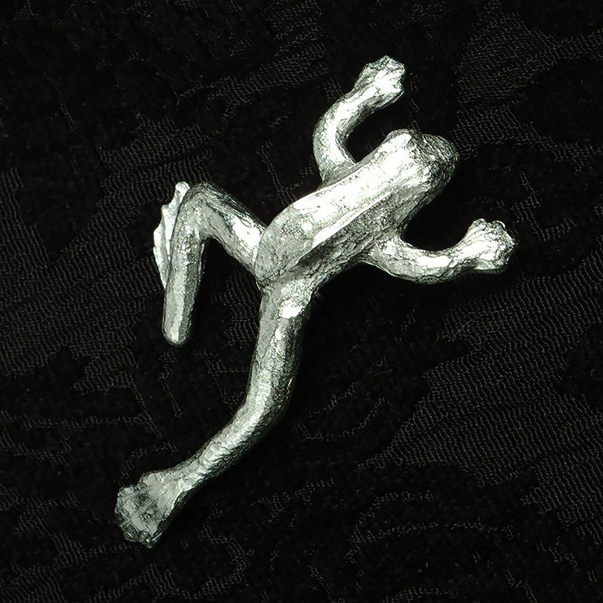 A gorgeous & elegant leaping frog comes alive on this lovely pewter brooch. The perfect present for frog lovers & collectors. Each frog brooch is 6cm (2.4 inches) tall and is attached with a metal clasp pin. Frog gifts made in britain.