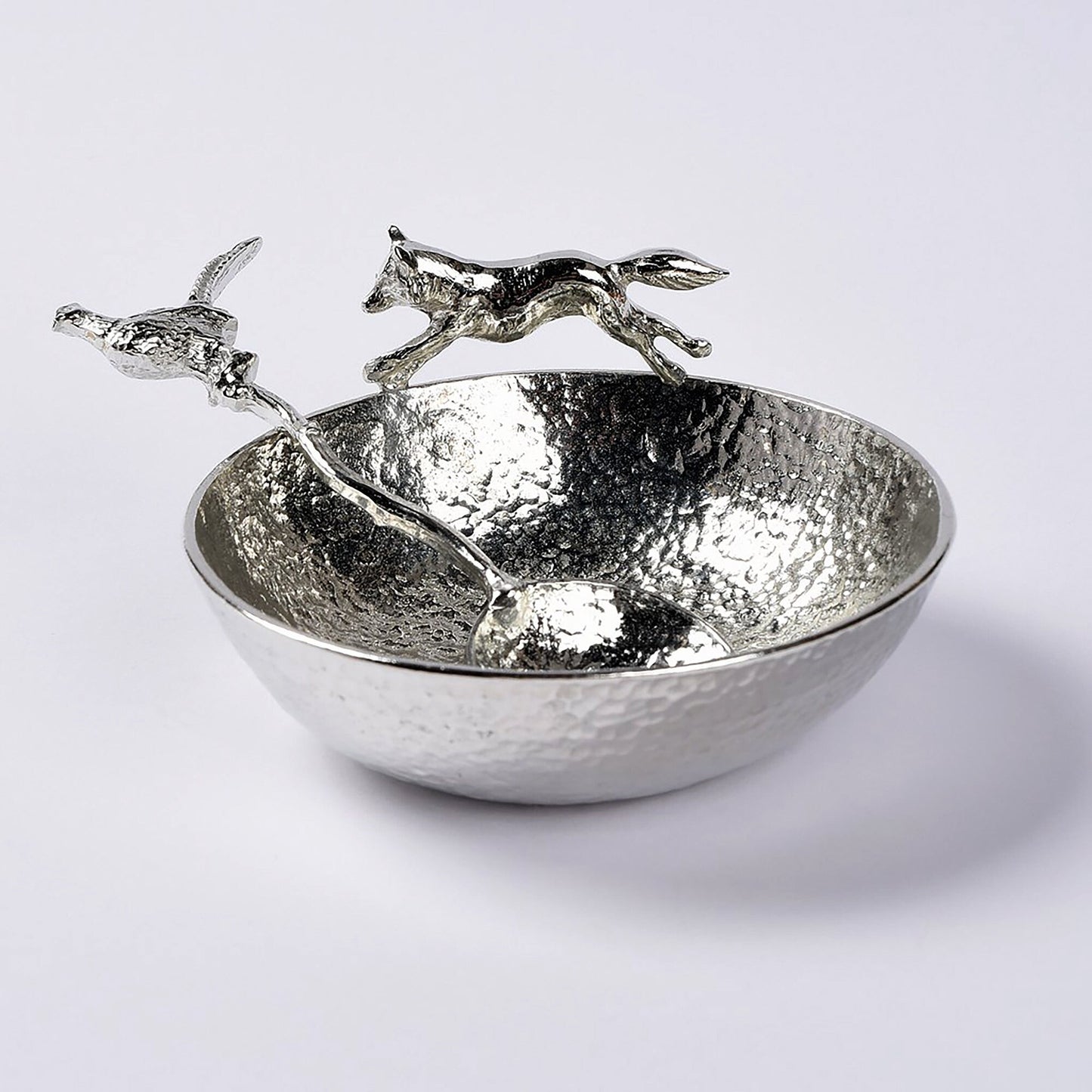 A 9cm diameter textured circular pewter bowl, with a striking fox running around the edge of the dish, comes with accompanying pheasant spoon. Great hunting and shooting gifts for lovers of the British countryside and country pursuits. 