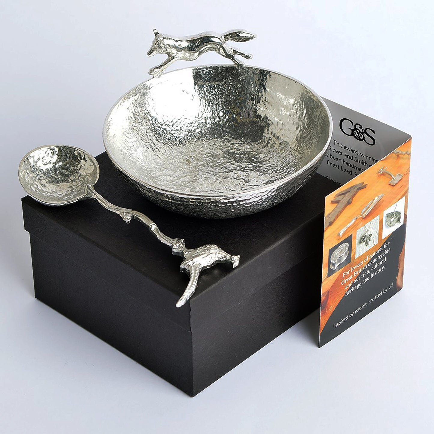 A 9cm diameter textured circular pewter bowl, with a striking fox running around the edge of the dish, comes with accompanying pheasant spoon. Great hunting and shooting gifts for lovers of the British countryside and country pursuits. 