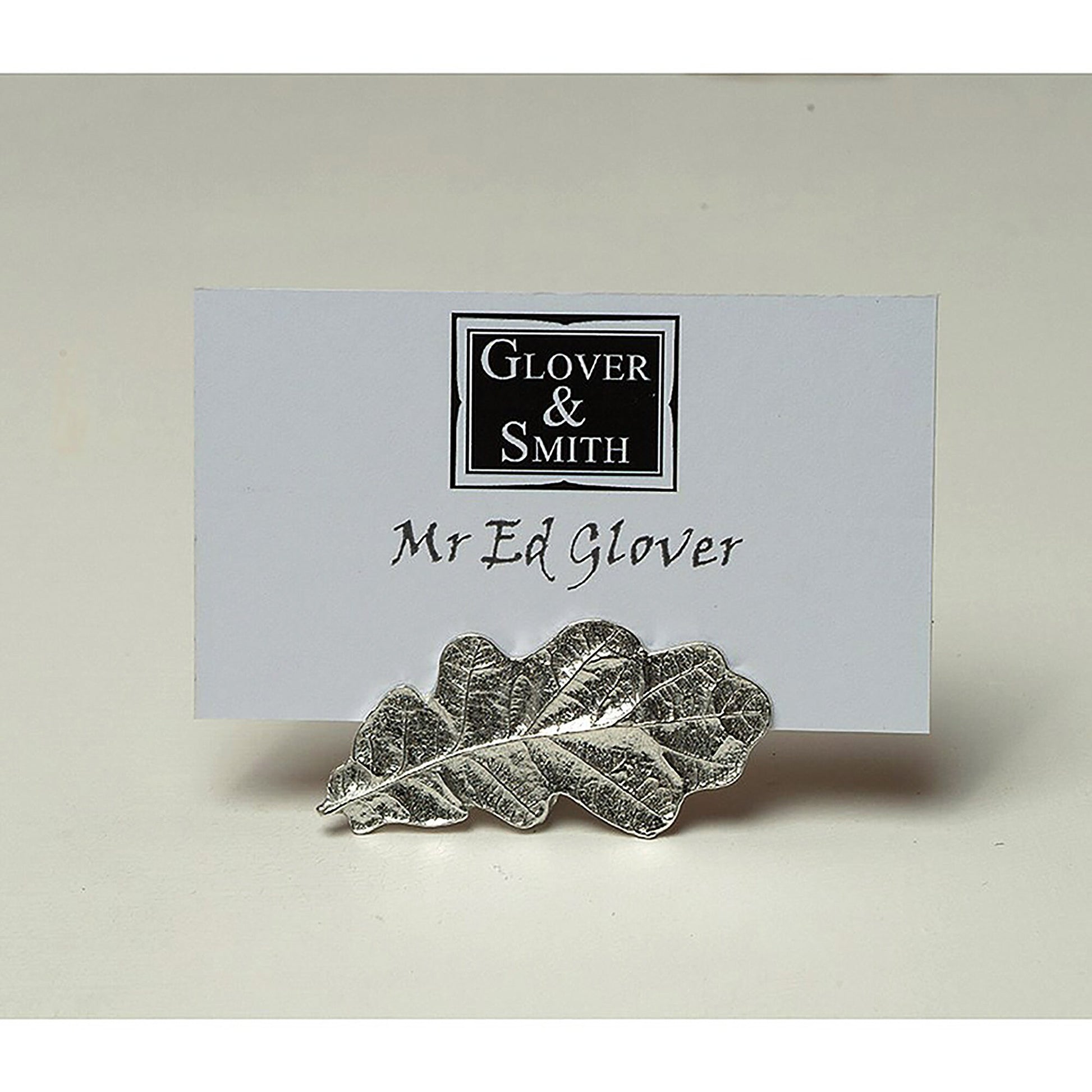 A striking & beautifully detailed pewter oak leaf place card holder. Ideal for place settings at a wedding. The oak leaf symbolises: strength, stability, hospitality, honour, eternity & liberty. Great little gift for nature lovers.